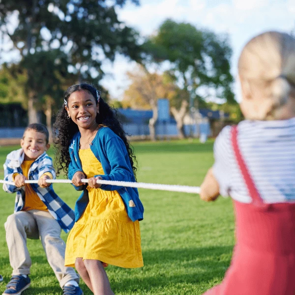 Como as brincadeiras podem incentivar a prática de atividades físicas na infância?